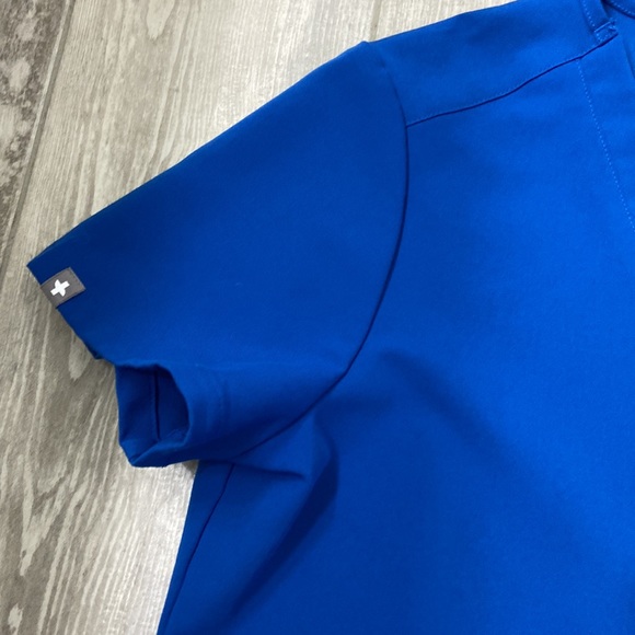 FIGS technical scrub top excellent condition. - Picture 3 of 6